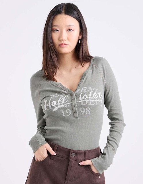 Playera manga larga Hollister cuello con botón para mujer