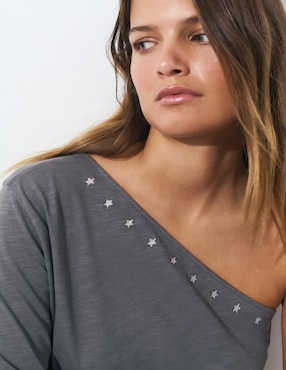 Playera manga larga Brownie cuello asimétrico para mujer
