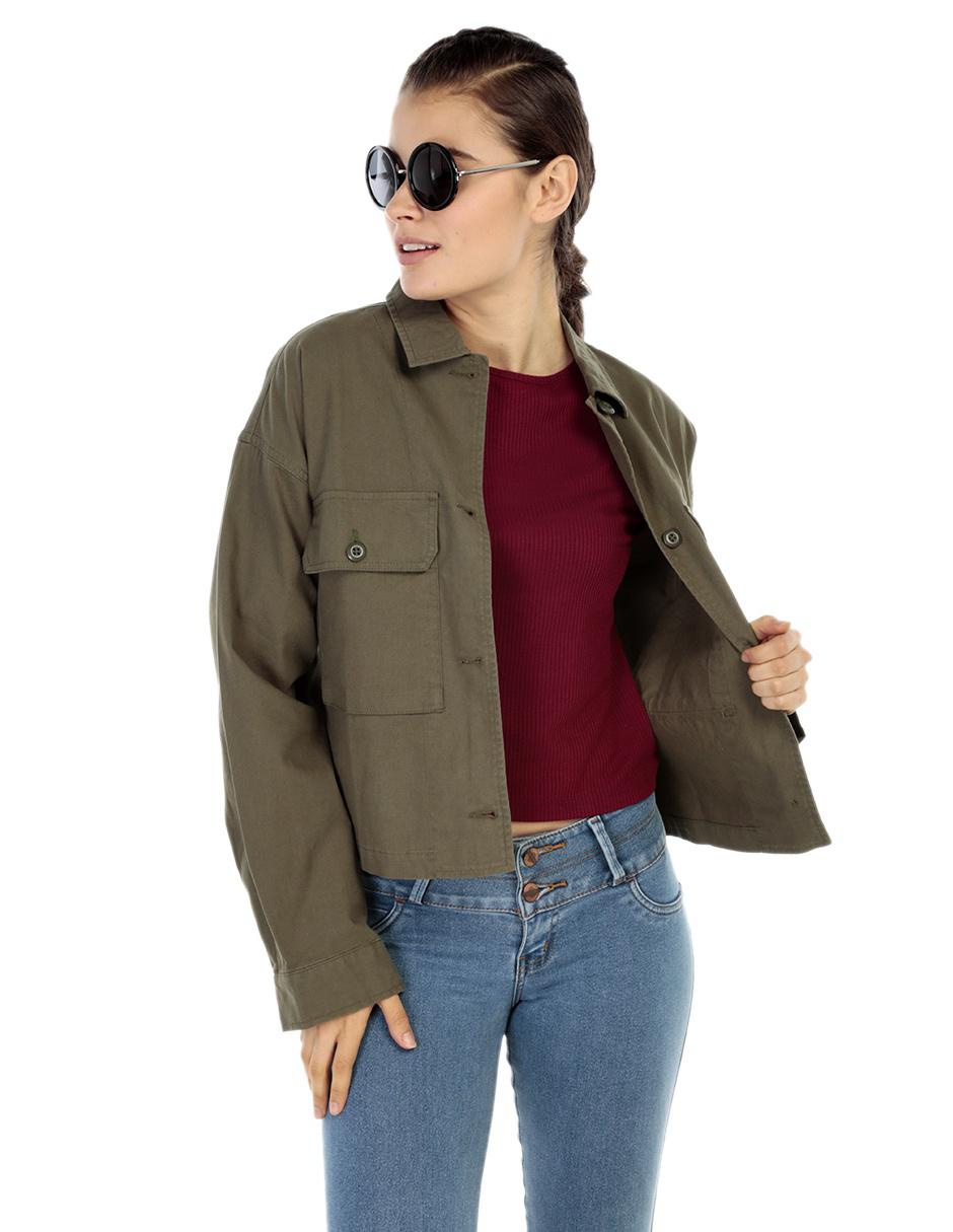 blusa verde militar con jeans