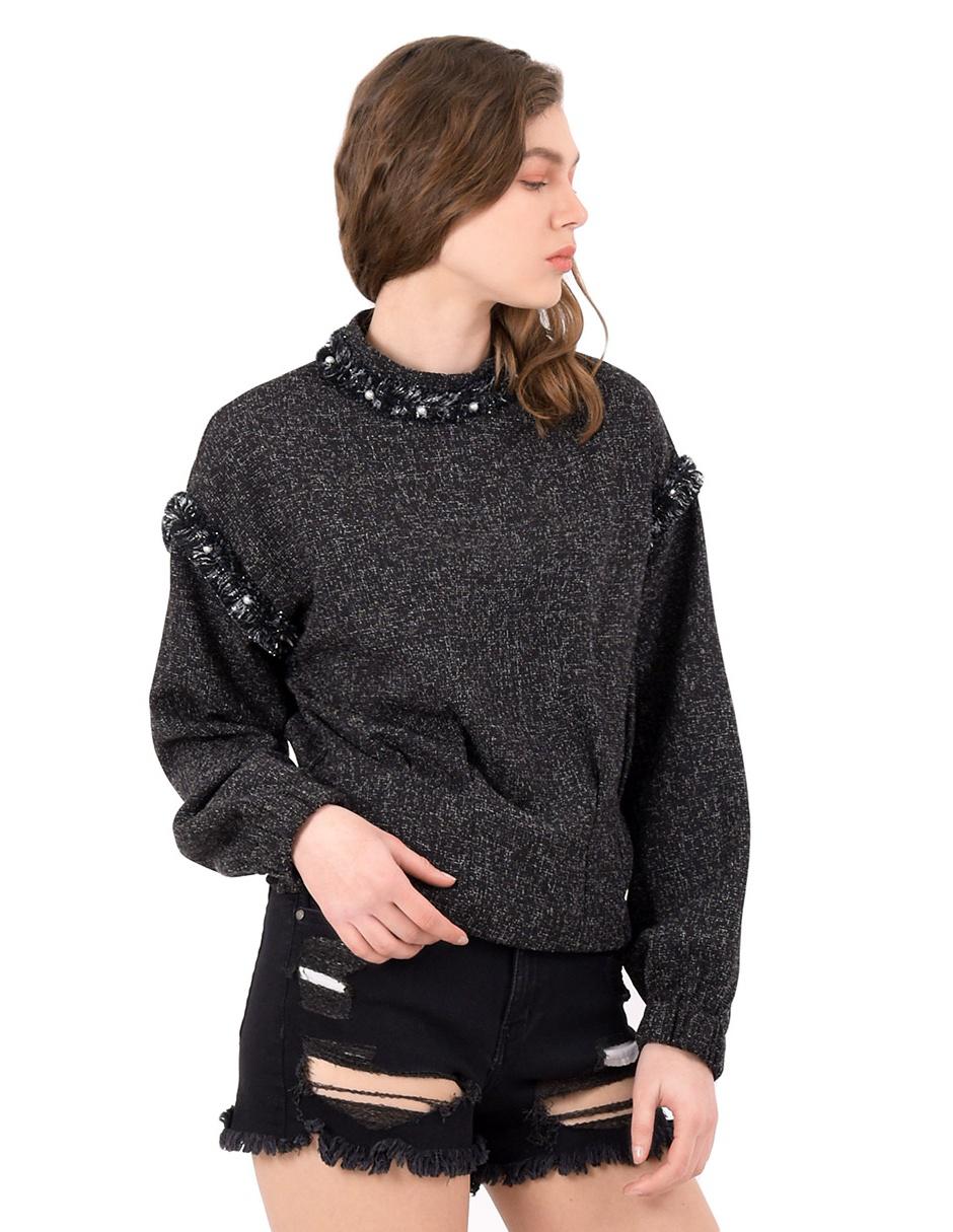 blusa negra con perlas