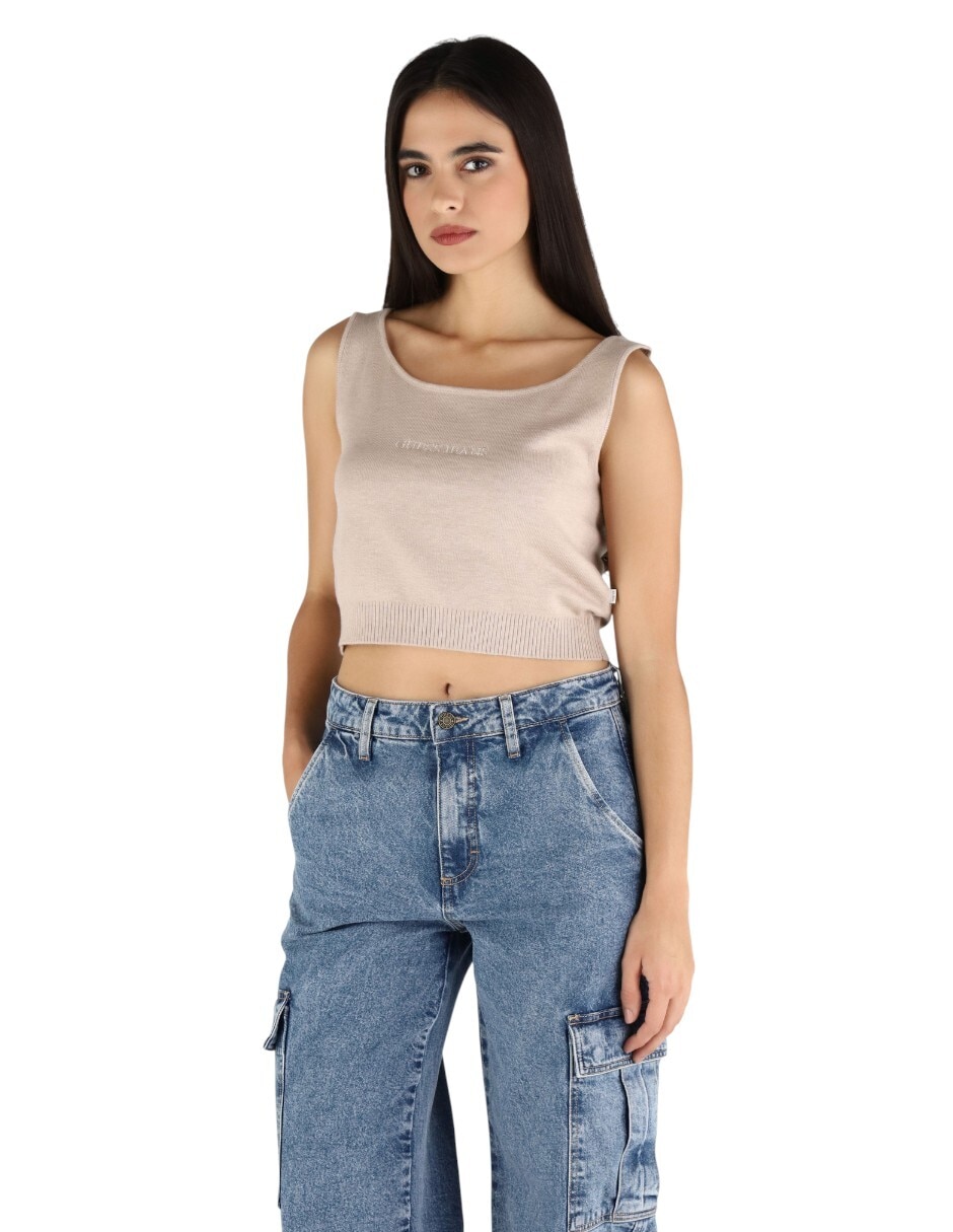 Top cuello redondo escote regular tirante clásico