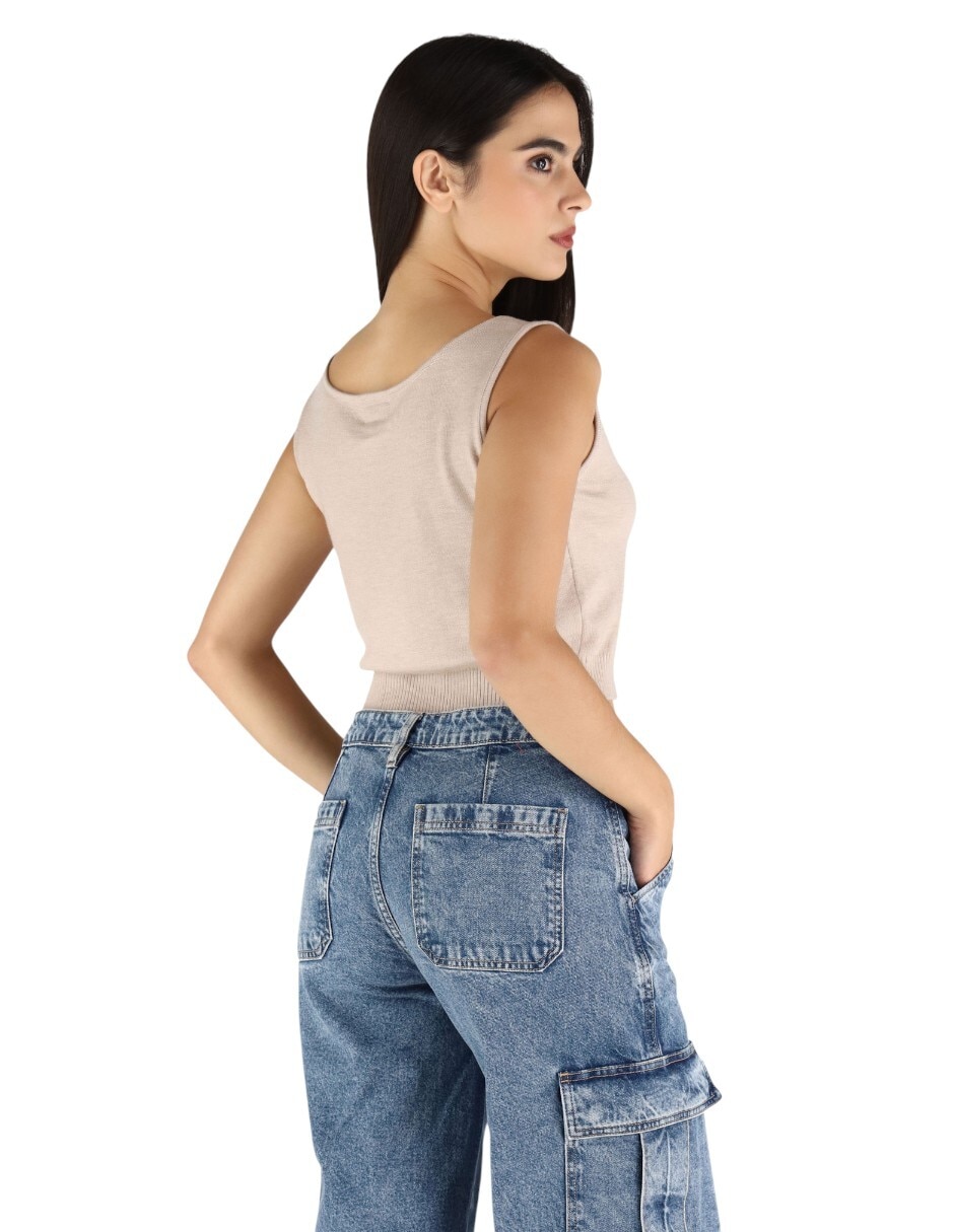 Top cuello redondo escote regular tirante clásico 3